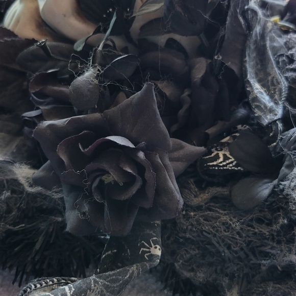 Gothic Halloween Table Candleabra Decorations  Skull Black Roses - Picture 9 of 13